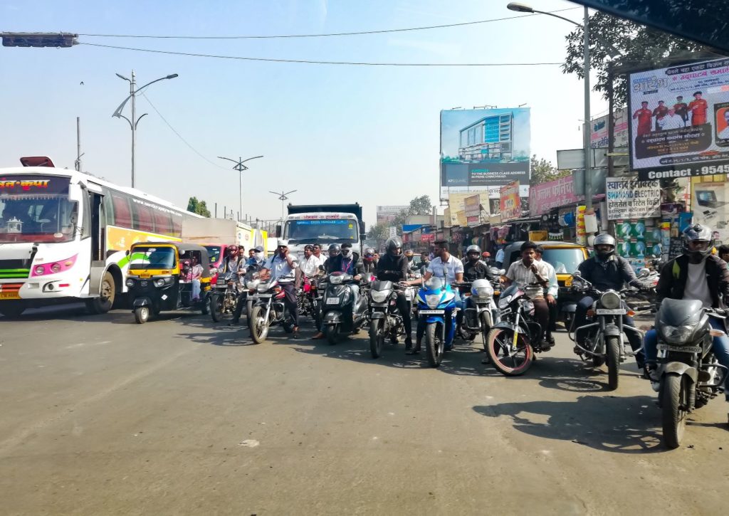 Wartende Fahrzeuge an Straßenkreuzung in Neu-Delhi Indien