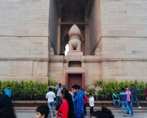 Steinerner Tannenzapfen India Gate Neu-Delhi