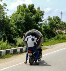Rollerfahrer mit großem Reifen