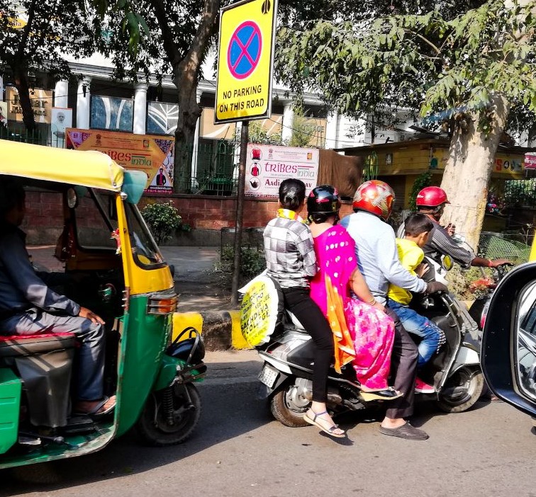 Scooter mit indischer Familie