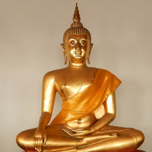 Sitzende goldene Buddha Statue