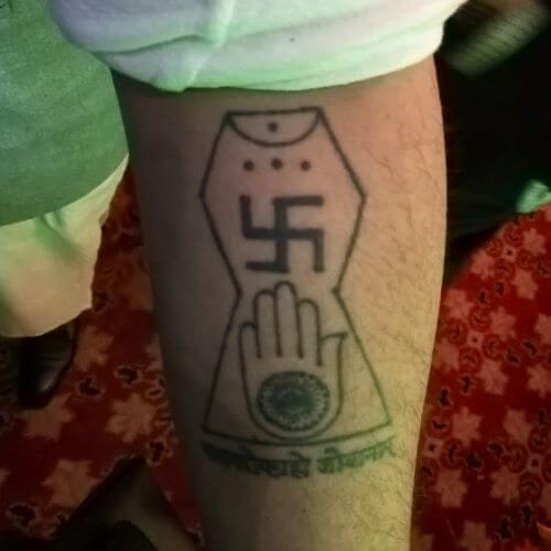 Tattoo des Jainismus Symbol auf Unterarm