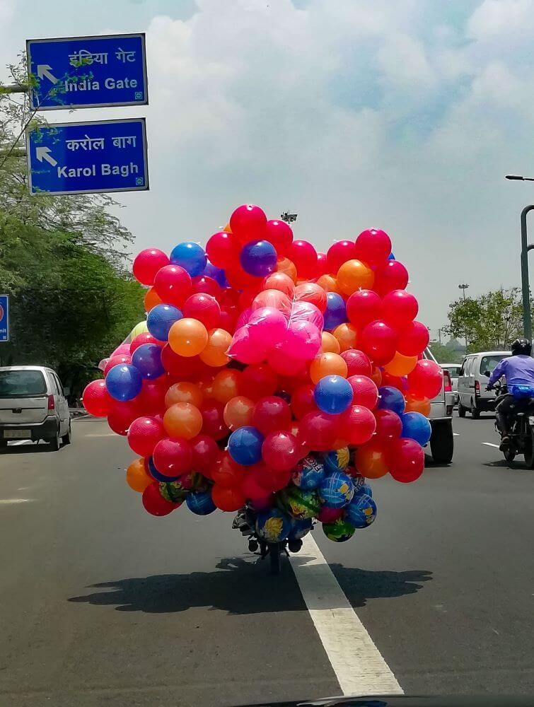 Scooter mit bunten Luftballons